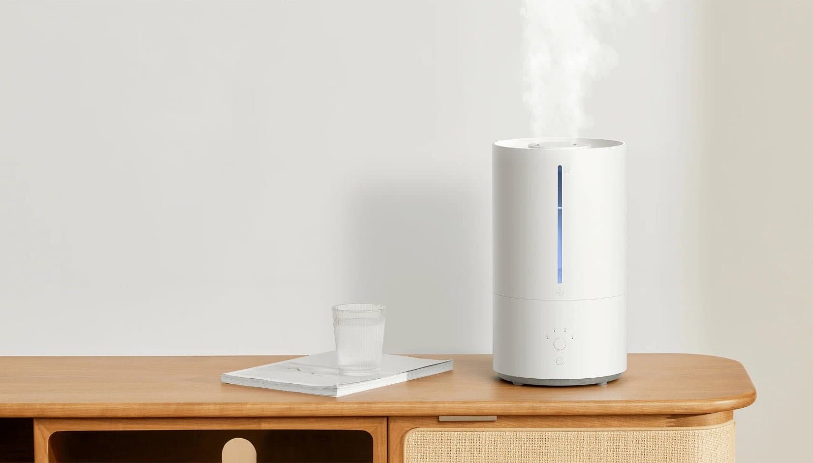 Smart humidifier in white